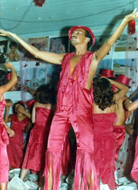 11 - Integrante de uma escola de samba de Governador Valadares em Minas Gerais, década de 1980.